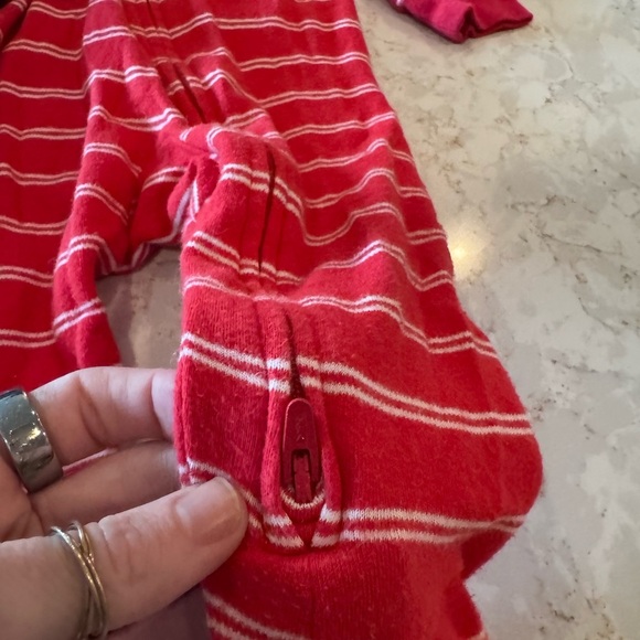 6-9M - pack of 3 - footies-  Burt’s bees & Carters - Picture 8 of 14